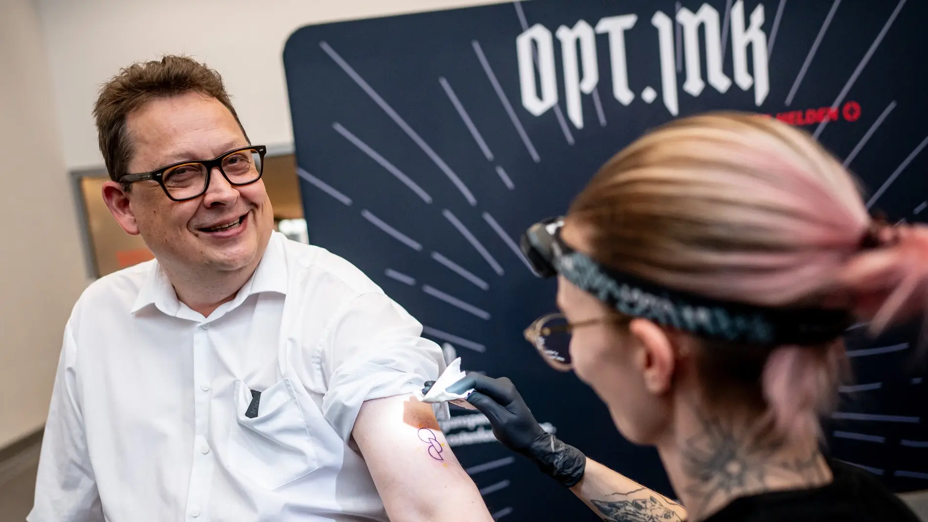 Stefan Schwartze lässt sich ein Organspende-Tattoo stechen