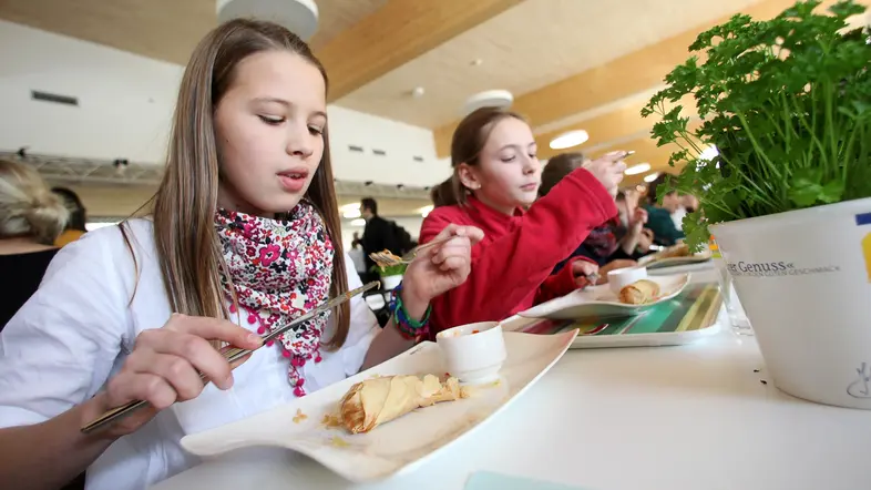 Kinder essen im Speisesaal des Gymnasiums in Bad Kreuznach.
