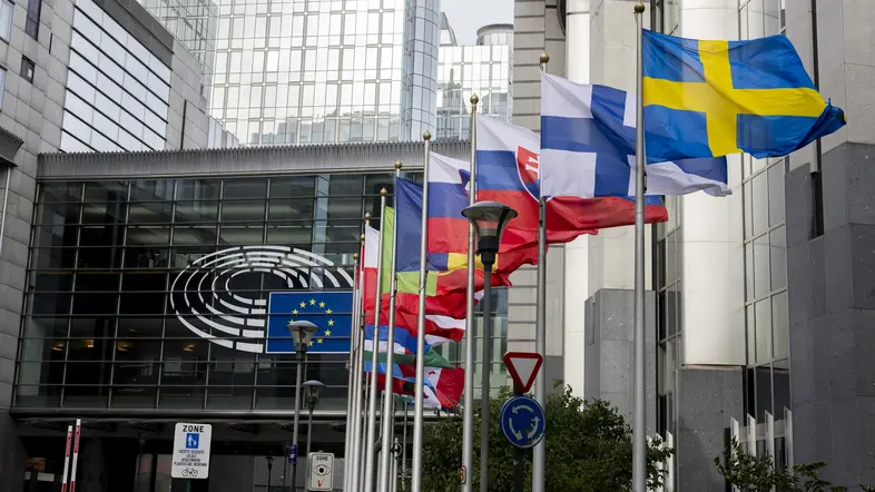 Flaggen vor dem Gebäudes des Europäischen Parlaments