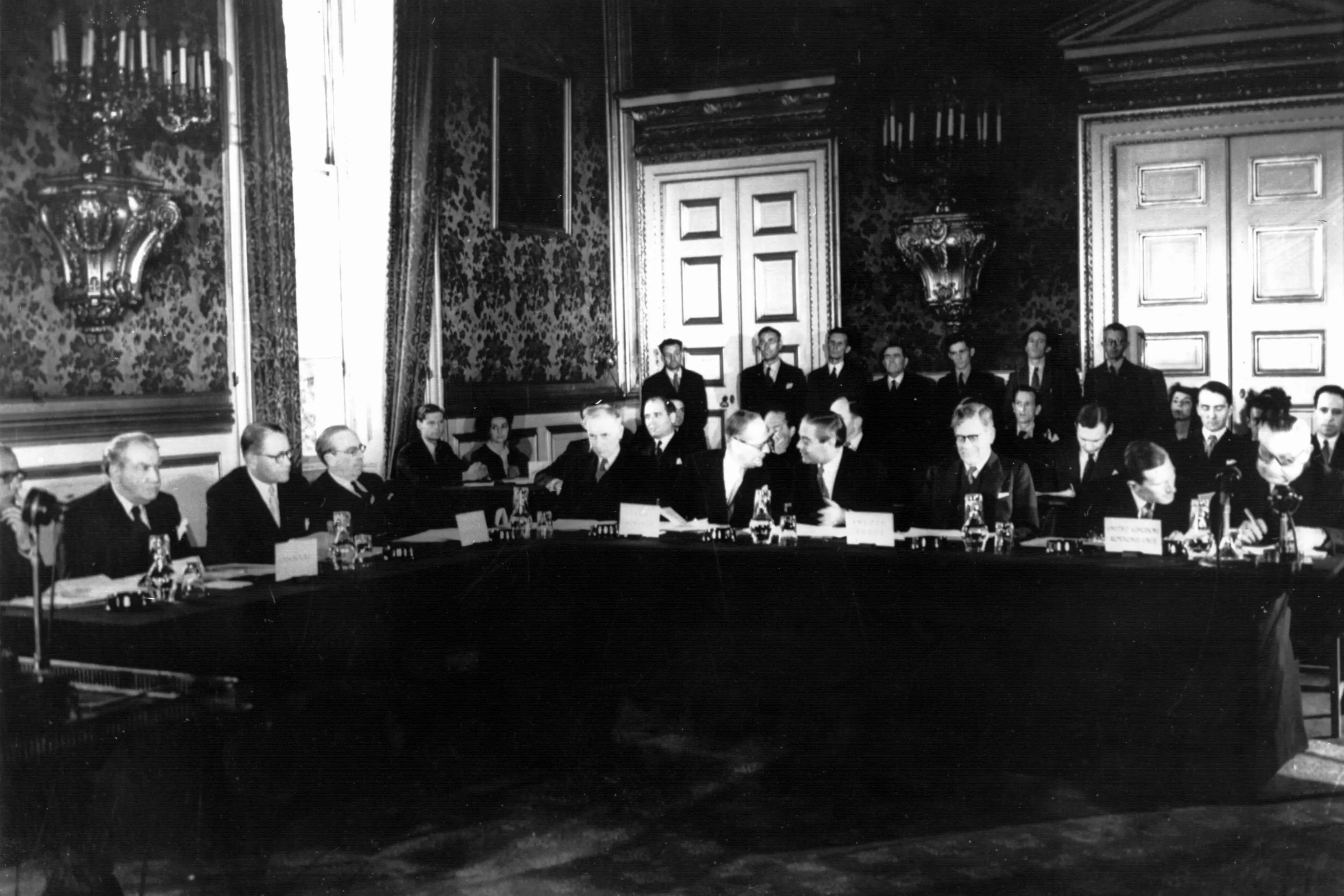 Die Vertreter der zehn am Europa-Statut beteiligten Länder während der Unterzeichnung am 5. Mai 1949 im St. James Palast in London.