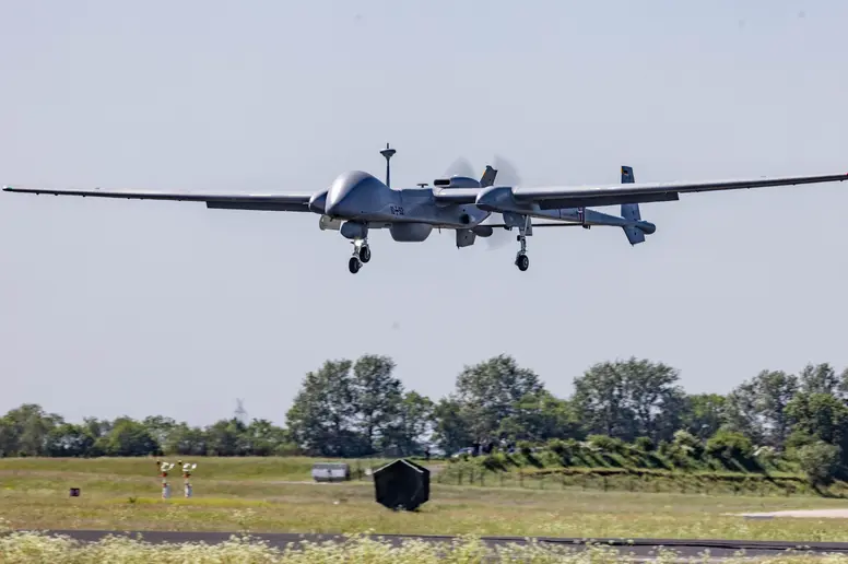Eine Drohne vom Typ German Heron TP der Bundeswehr in der Luft