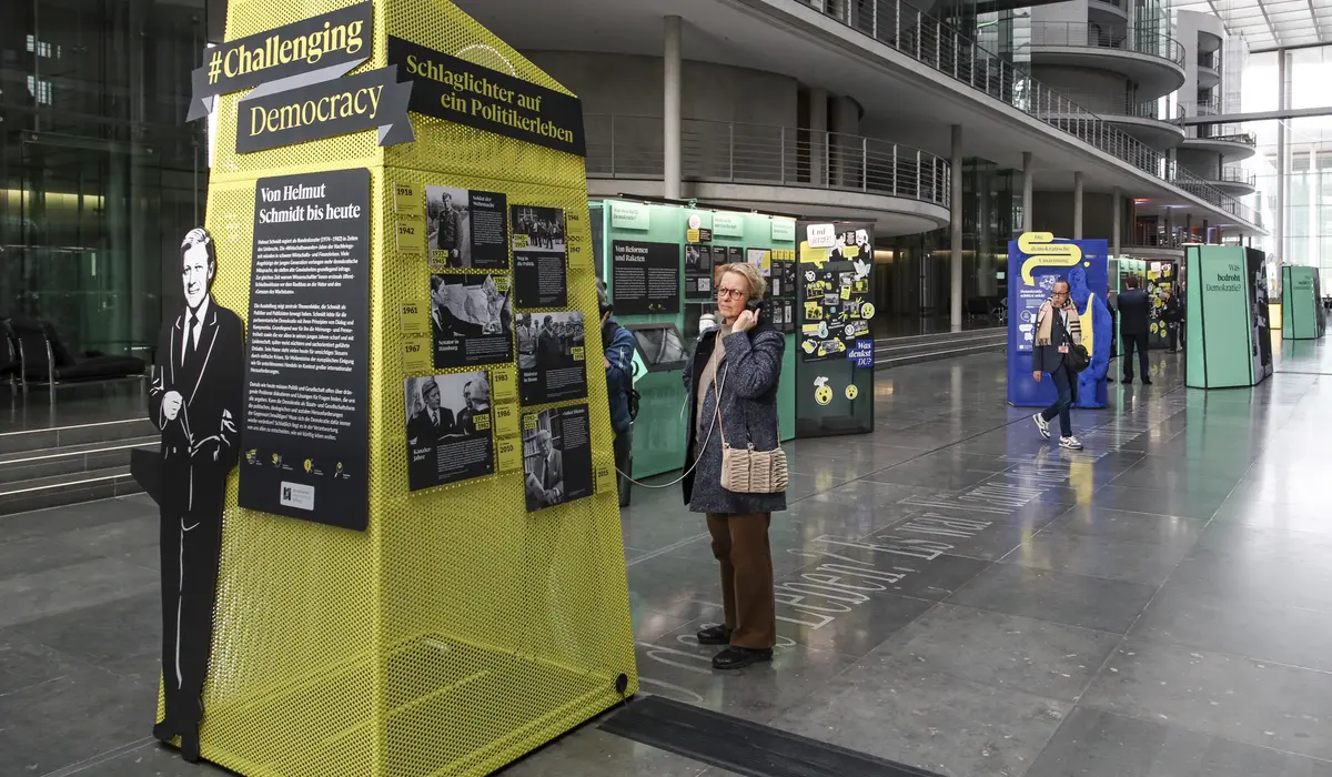 Besucher der Ausstellung „#Challenging Democracy" im Paul-Löbe-Haus