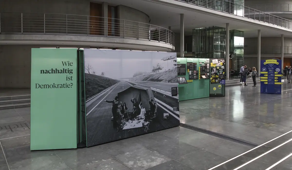 Eröffnung der Ausstellung „#Challenging Democracy - von Helmut Schmidt bis heute" in der Halle des Paul-Löbe-Hauses. 