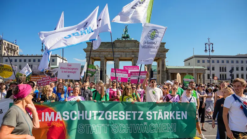 Banner "Klimaschutzgesetz stärken statt schwächen" vor dem Brandenburger Tor