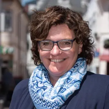 Porträt von Janet Sönnichsen lächelnd und mit Brille