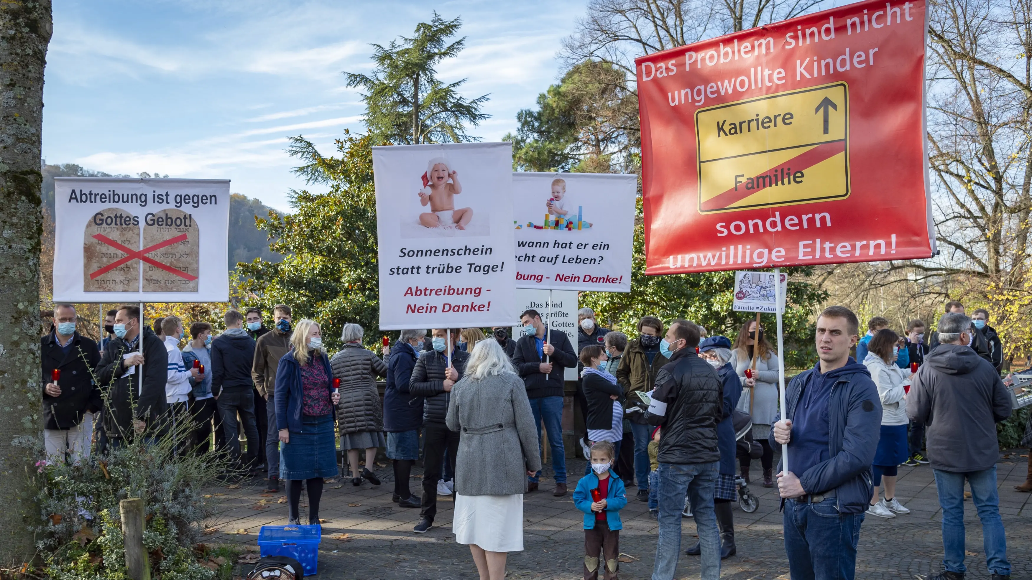 Abtreibungsgegner protestieren vor einer Pro Familia Beratungsstelle in Saarbrücken. 