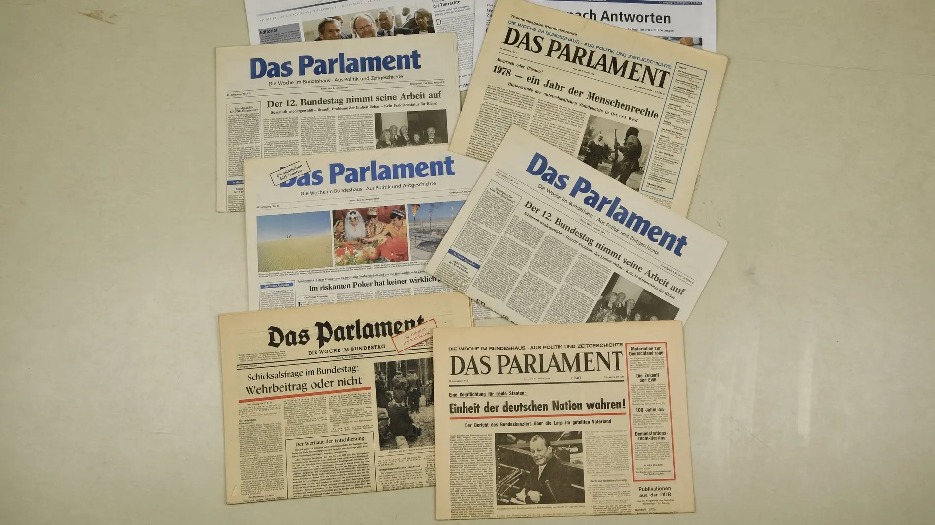 Collage aus den Titelseiten "Das Parlament" über mehrere Jahrzehnte