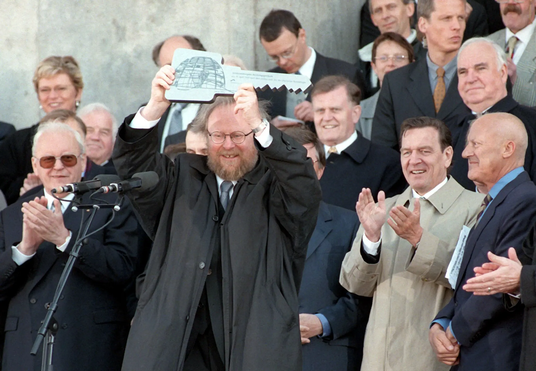 Wolfgang Thierse hält den Schlüssel für den Reichstag hoch