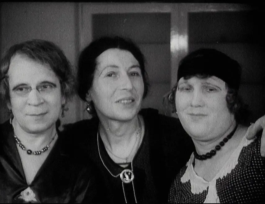 Dora Richter (rechts), Toni Ebel (links) und Charlotte Charlaque (mitte).