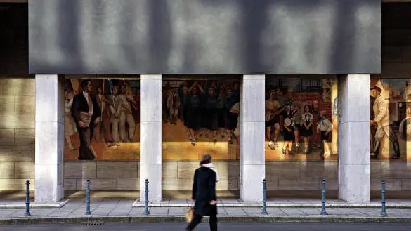 Collage mit Bildern vom Eingangsbereich des Finanzministeriums