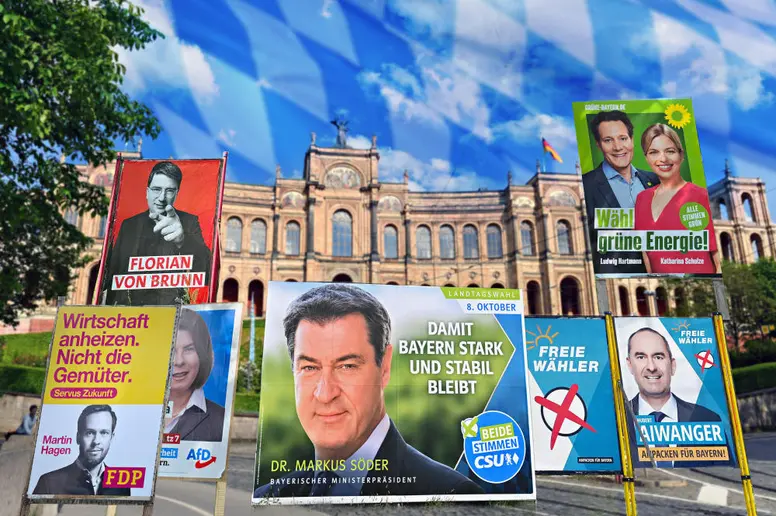 Das Bild zeigt Wahlplakate diverser Parteien. Im Hintergrund ider bayerische Landtag zu sehen.