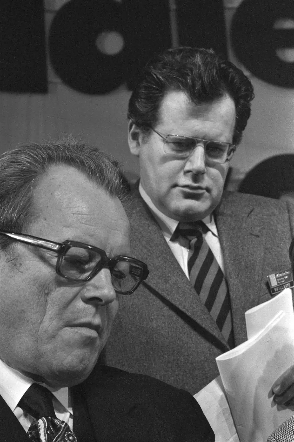 Schwarzweißaufnahme von Willy Brandt und seinem Mitarbeiter Günter Guillaume