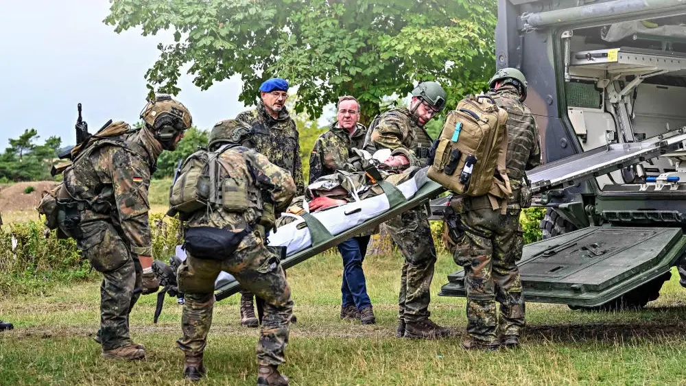 Das Bild zeigt Bundesverteidigungsminister Boris Pistorius bei einer Bundeswehrübung.