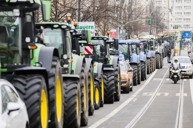 Traktoren fahren bei einem Protest mit Traktorkorso des Landesbauernverbands Brandenburg