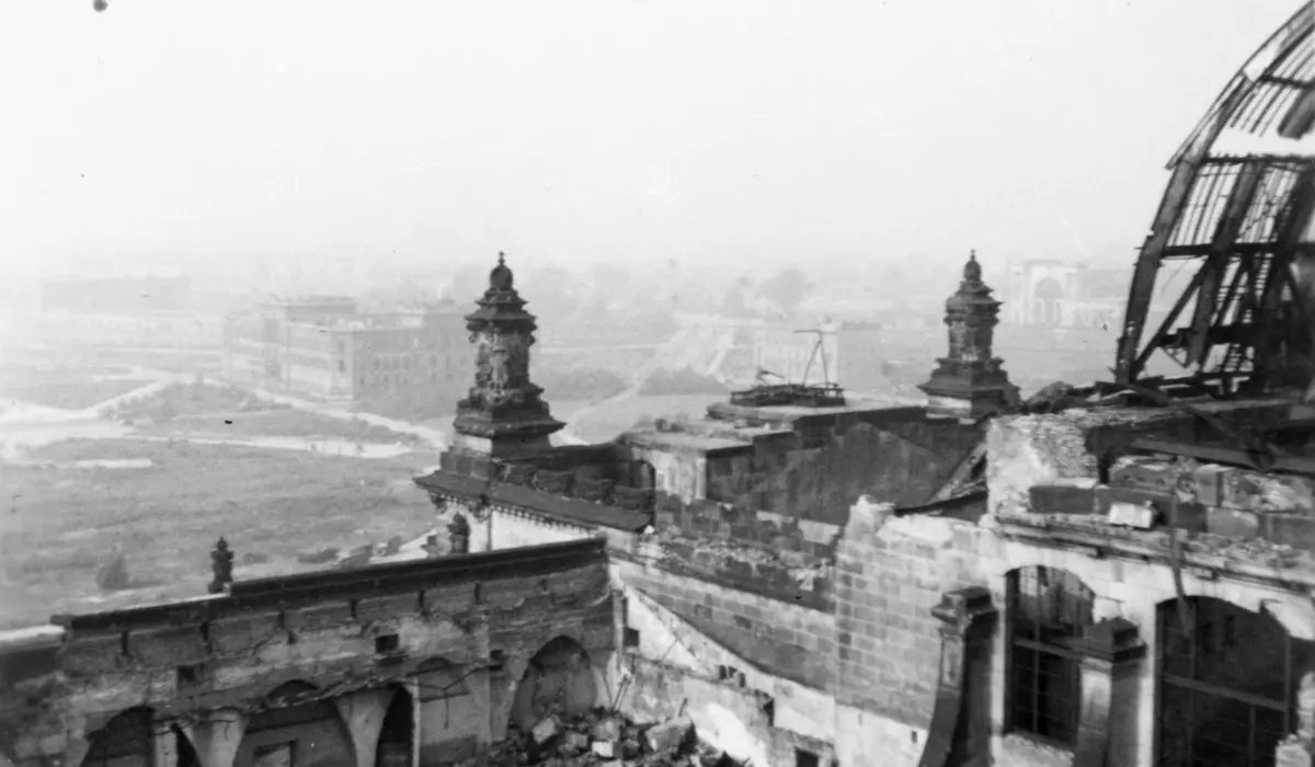 Blick auf das zerstörte Reichstagsgebäude in Richtung Nord-Westen in 1954