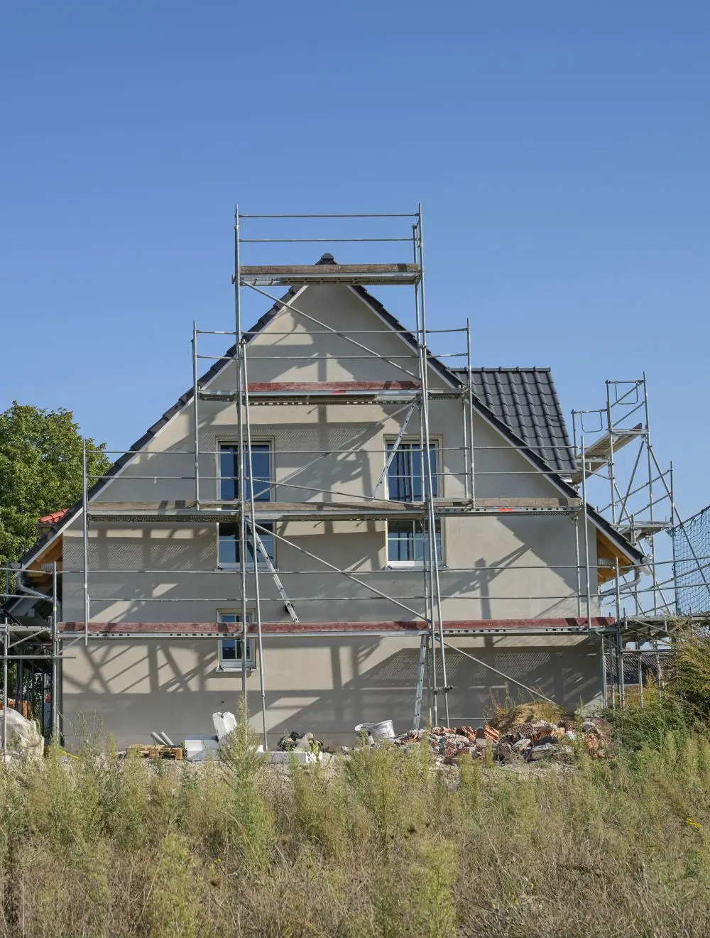 Ein Einfamilienhaus während der Bauphase mit Gerüst