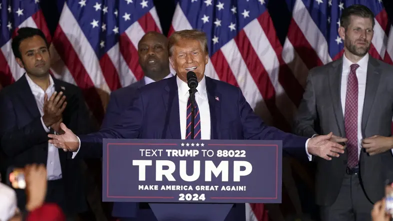 Donald Trump mit großer Handgeste während seiner Rede
