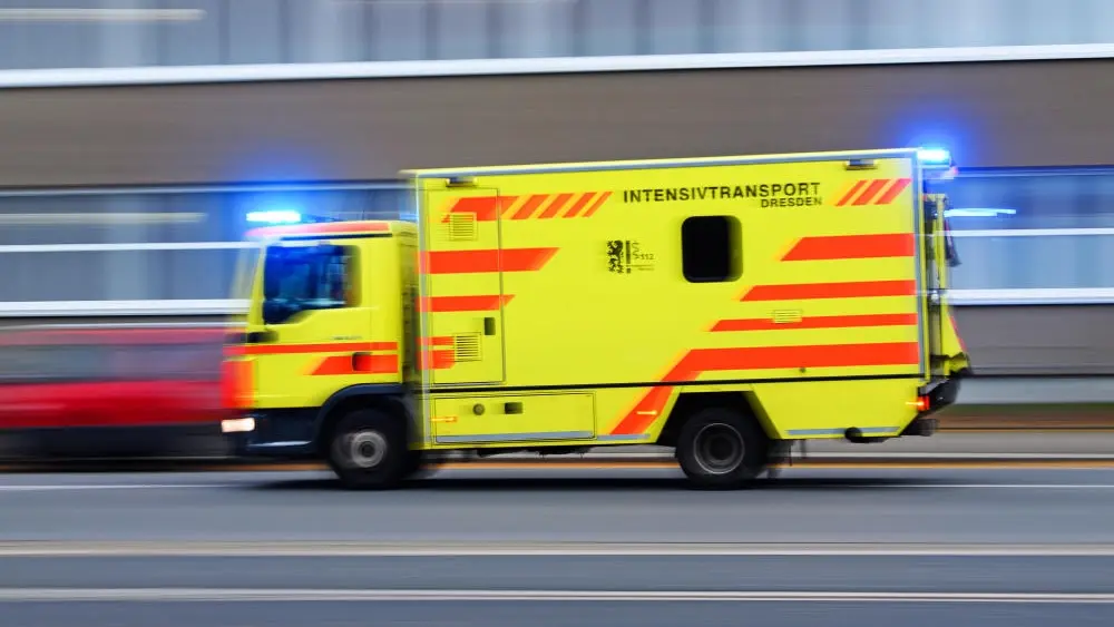 Ein Krankenwagen fährt mit Blaulicht.