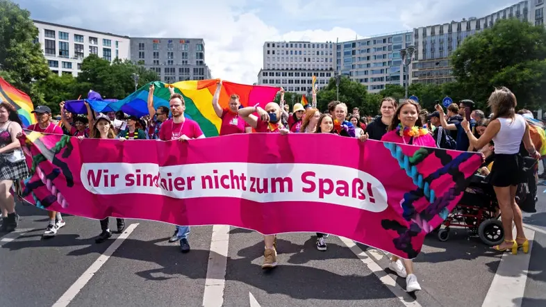 Eine Demonstration für die Rechte von transidenten Menschen in Berlin-Mitte