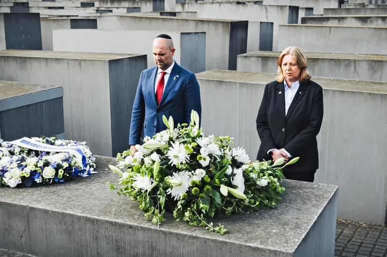 Bärbel Bas und Amir Ohana am Denkmal für die ermordeten Juden Europas in Berlin