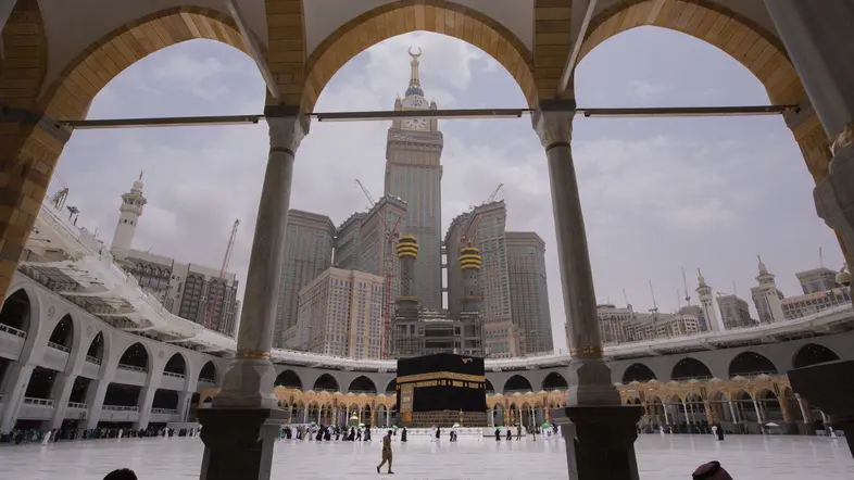 Zu sehen ist der Innenhof der Heiligen Moschee in Mekka mit dem zentralen Heiligtum des Islams in der Mitte, der Kaaba. 