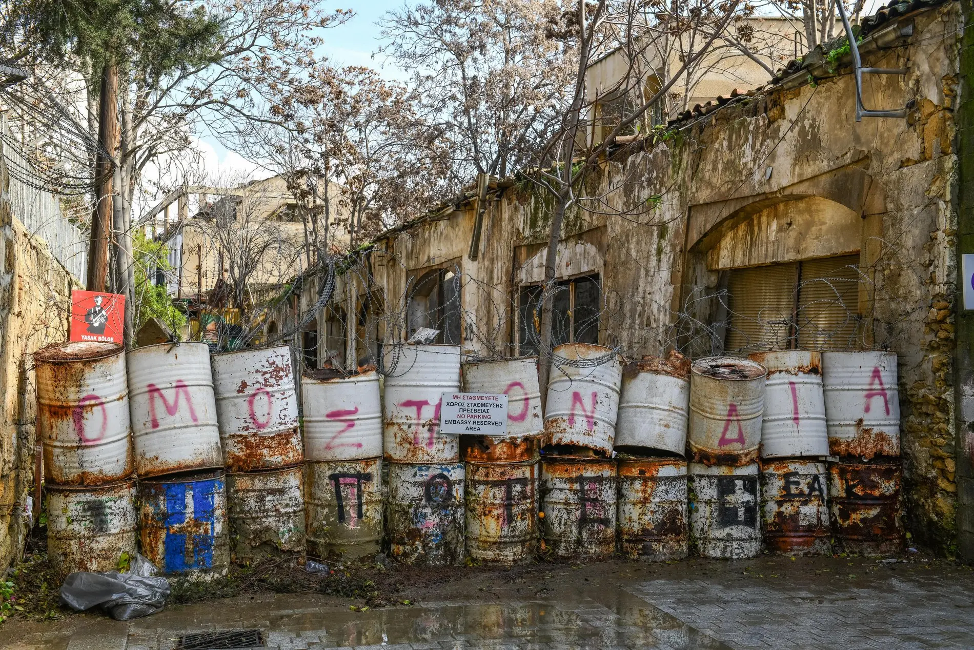 Zu sehen sind aufgetürmte Ölfässer auf einer Straße in Nikosia auf Zypern. 