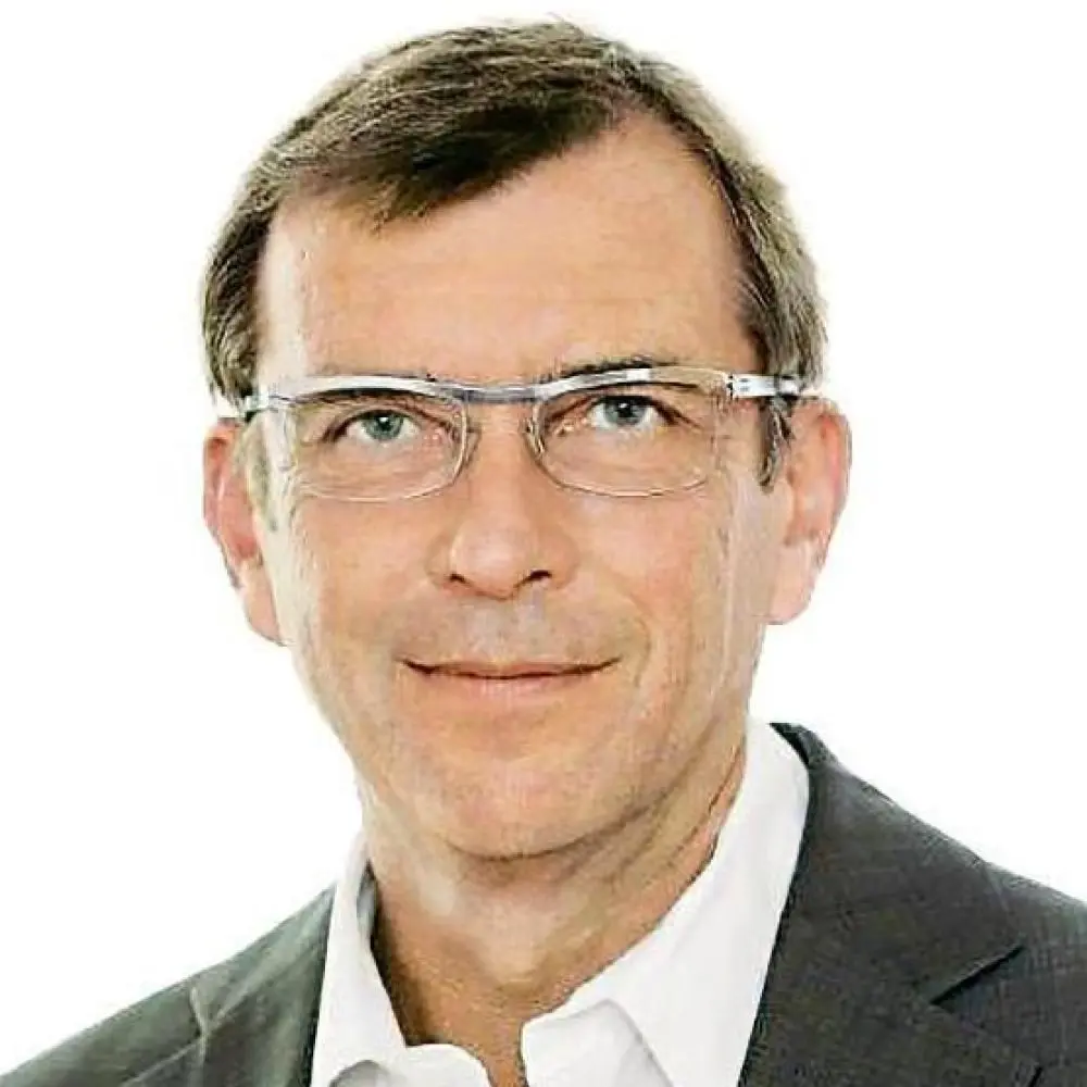 Porträt von Wolfgang Mulke mit Brille und weißem Hemd