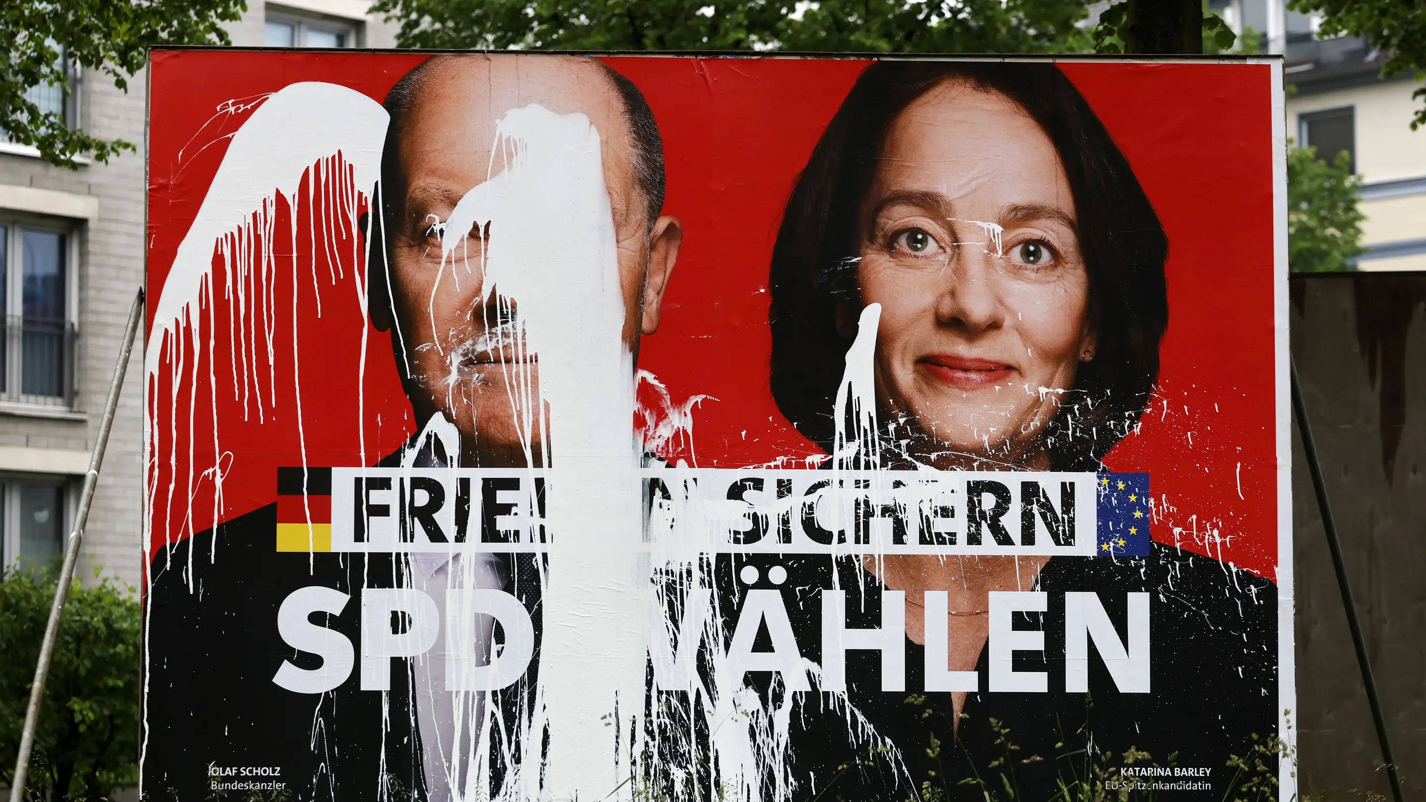 Ein mit weißer Farbe verunstaltetes SPD-Wahlplakat in Köln