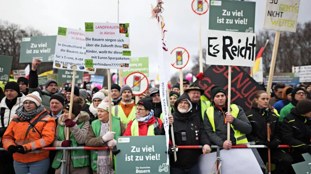 Bauern protestieren mit Schildern und Plakaten in Berlin