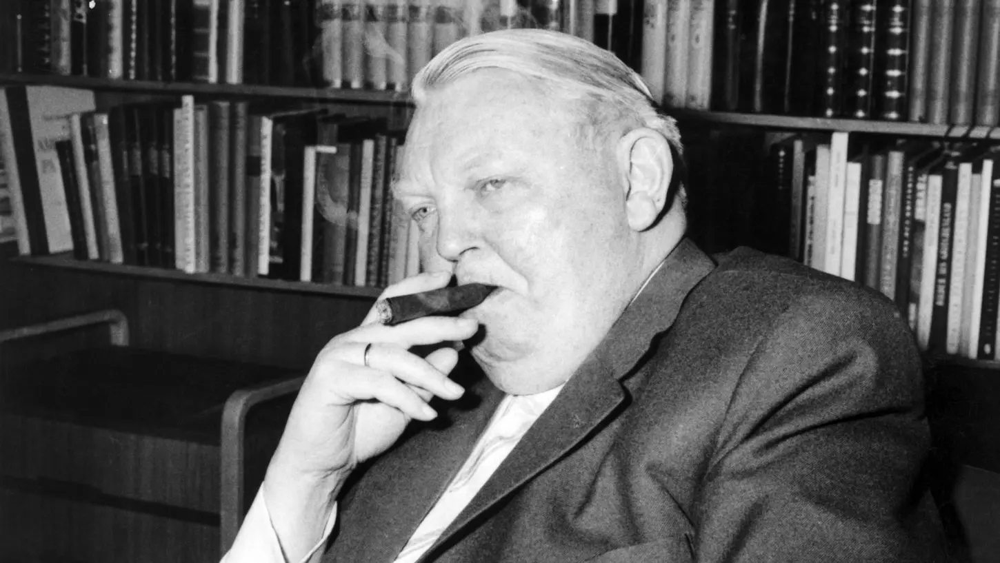 Ludwig Erhard mit Zigarre