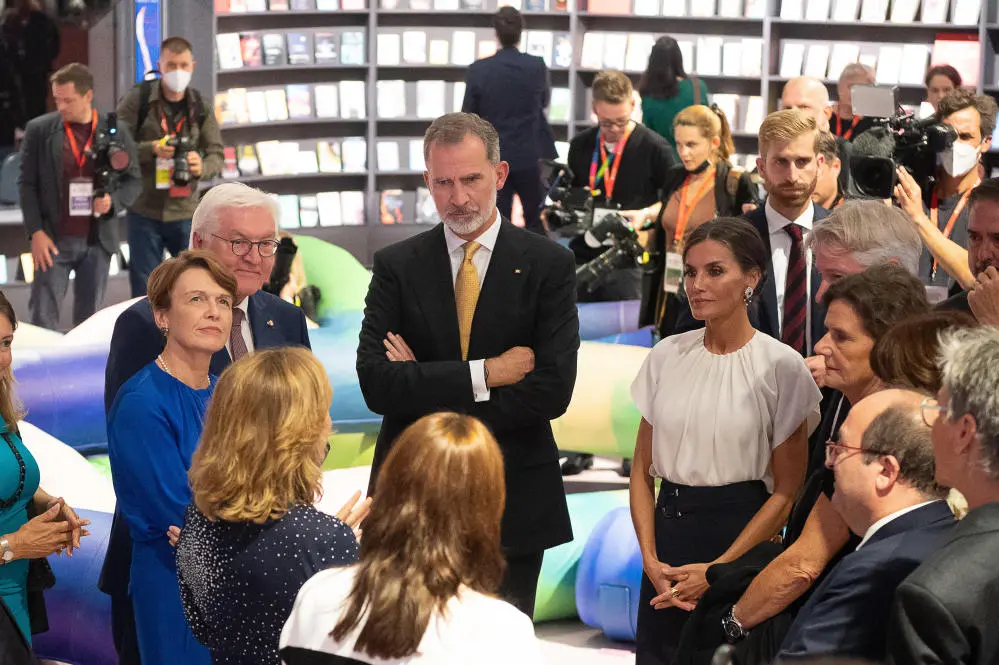Das Bild zeig tKönig Felipe VI. und Königin Letizia beim Besuch des Pavillons des Gastlandes Spanien zusammen mit Bundespräsident Frank-Walter Steinmeier mit Ehefrau Elke Büdenbender.