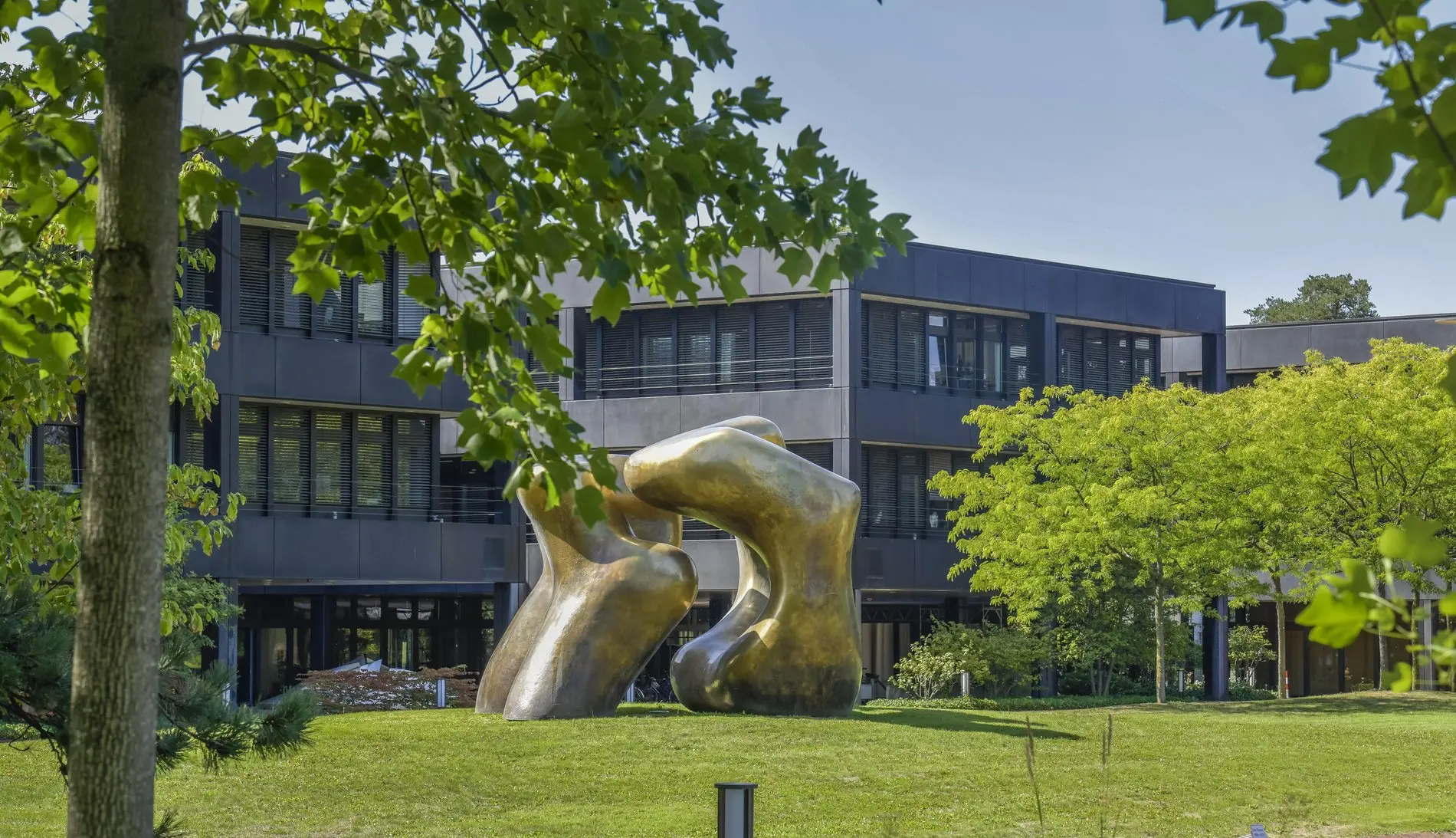 Skulptur von Henry Moore "Large Two Forms" vor dem Gebäude.
