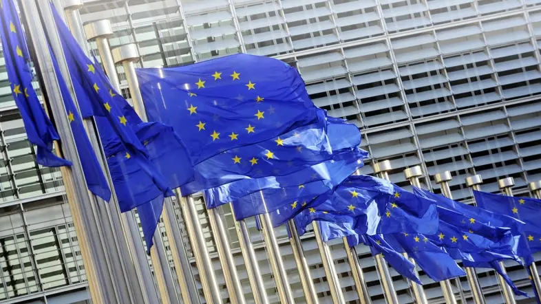 Flaggen der Europäischen Union vor dem Gebäude der Europäischen Kommission in Brüssel, Belgien.