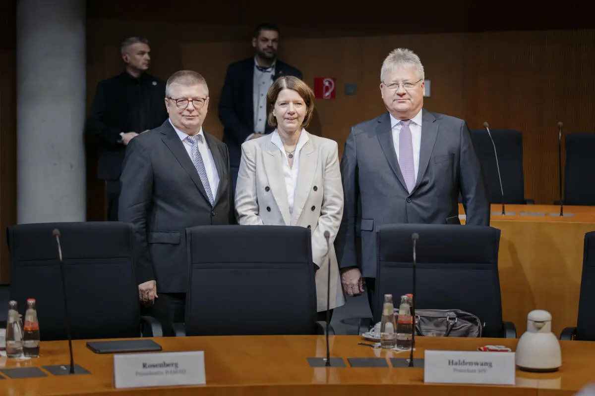 Zu sehen ist ein Gruppenbild der Präsidenten der Nachrichtendienste von links nach rechts: Thomas Haldenwang, Martina Rosenberg und Bruno Kahl