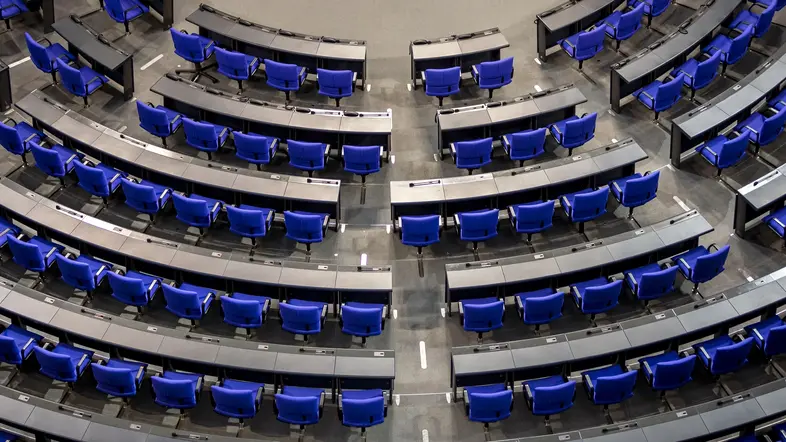 Blick vom Beleuchterbalkon im Plenarsaal auf leere Stuhlreihen im Plenarsaal.