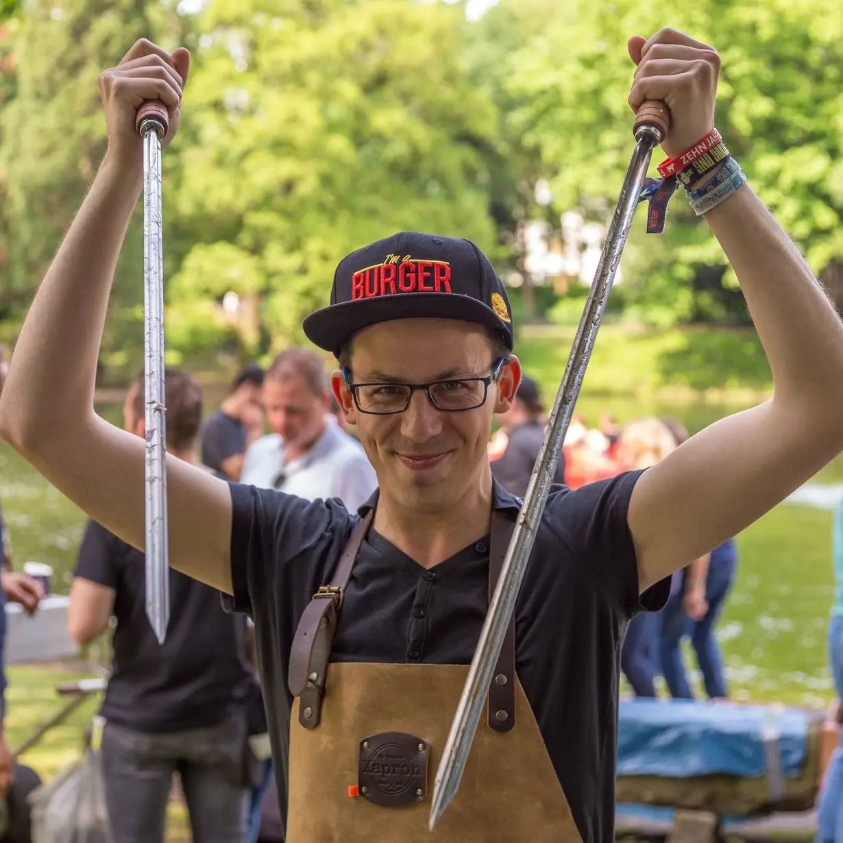 Thomas Müller lächelnd bei einem Grillfest