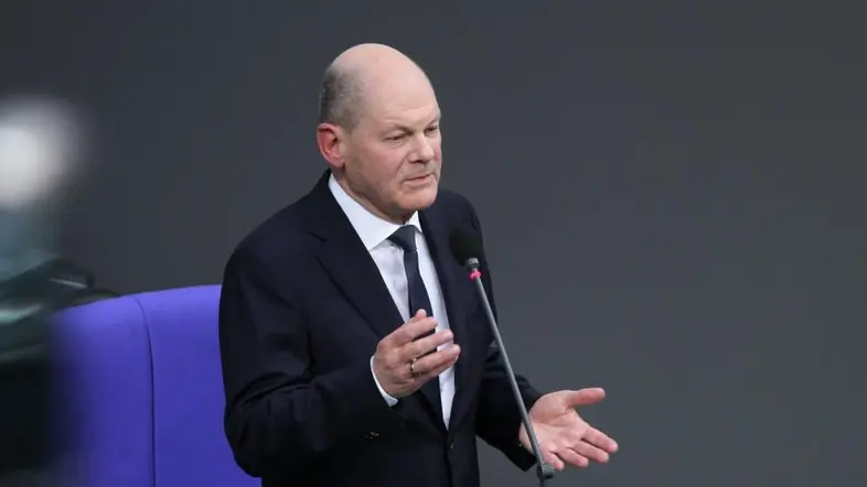 Olaf Scholz am Mikrofon im Bundestagsplenum