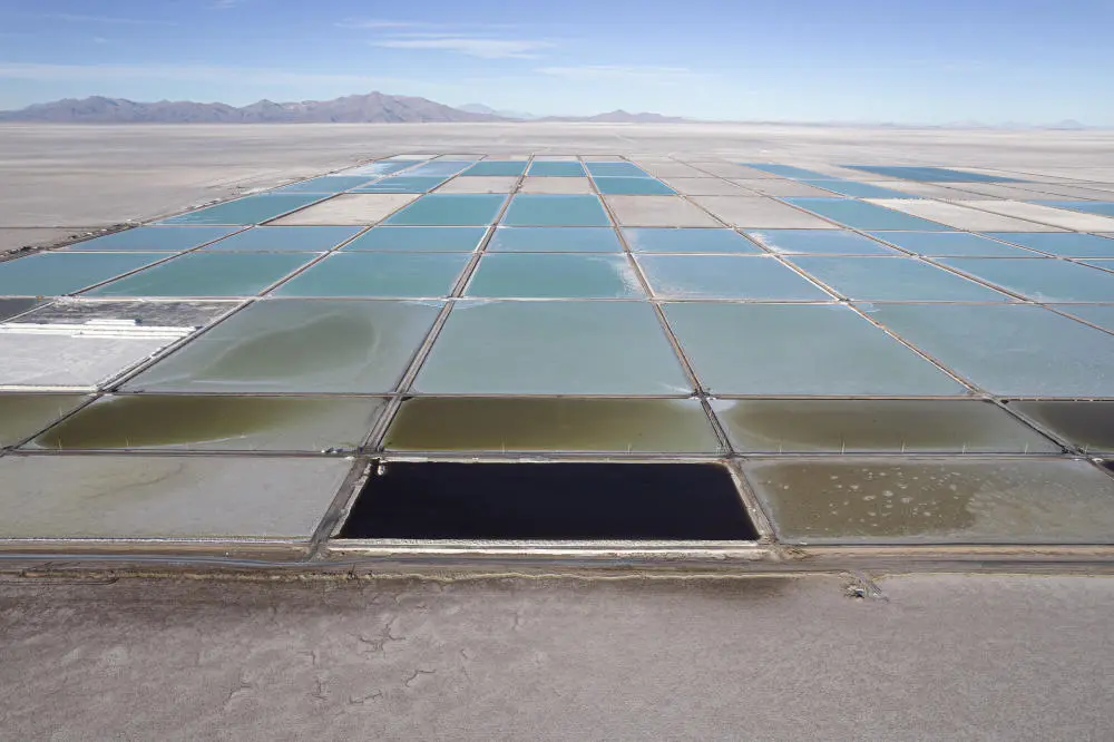 Eine Anlage zur Lithiumförderung mit einem Verdunstungsbecken in Bolivien.