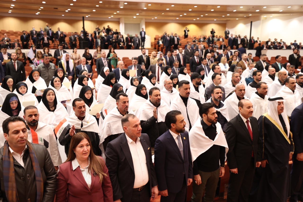 Zu sehen sind die Abgeordneten im Plenarsaal des neuen irakischen Parlaments.