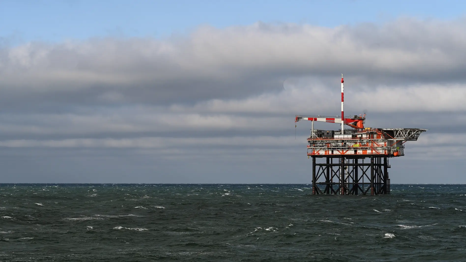 Blick auf Bohrinsel des niederländischen Unternehmens One-Dyas in der Nordsee