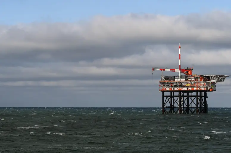 Blick auf Bohrinsel des niederländischen Unternehmens One-Dyas in der Nordsee