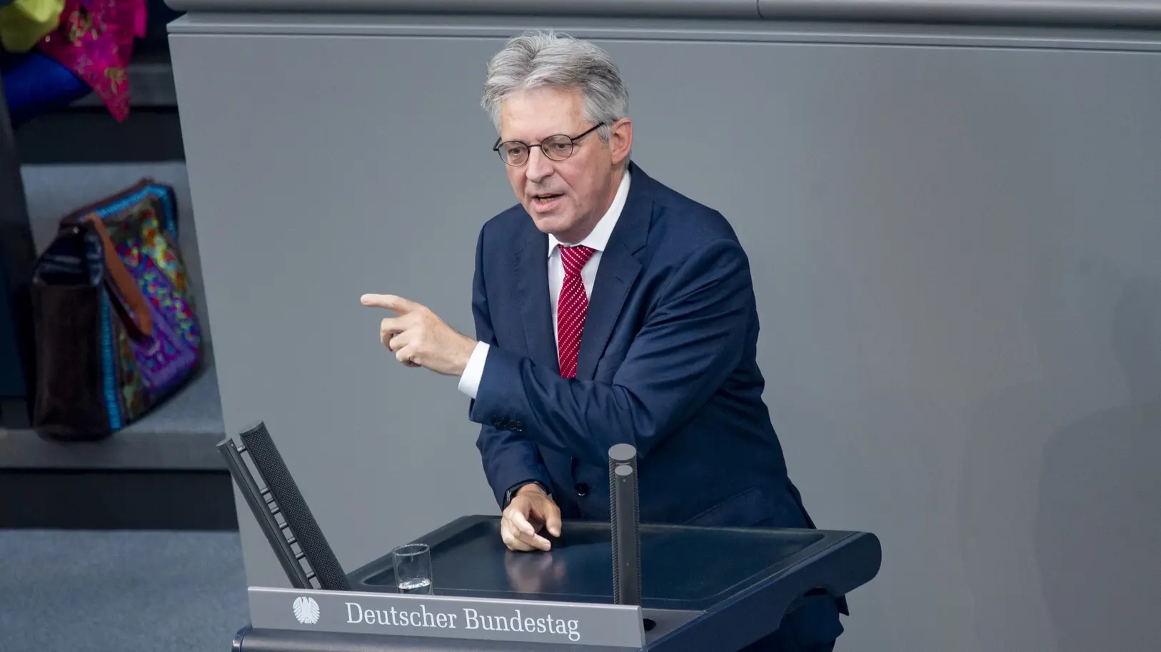 Achim Post spricht während der Haushaltsdebatte zum Etat des Bundeskanzlers im Plenarsaal.
