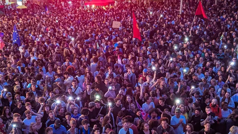 Menschen reihen sich dicht aneinander bei einer Demonstration