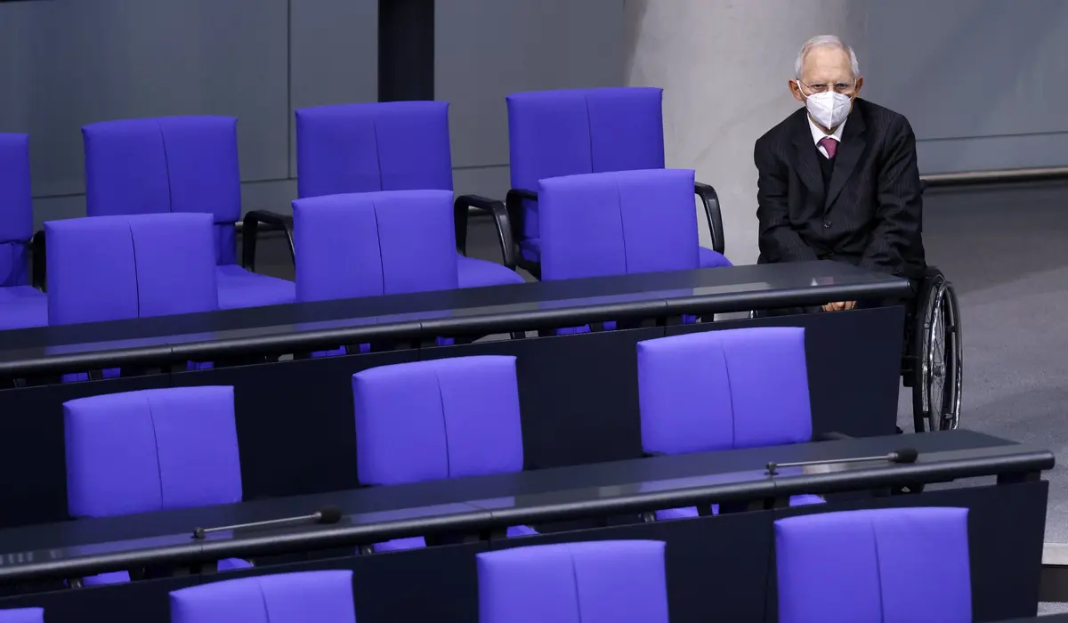 Wolfgang Schäuble mit Maske allein im Plenum