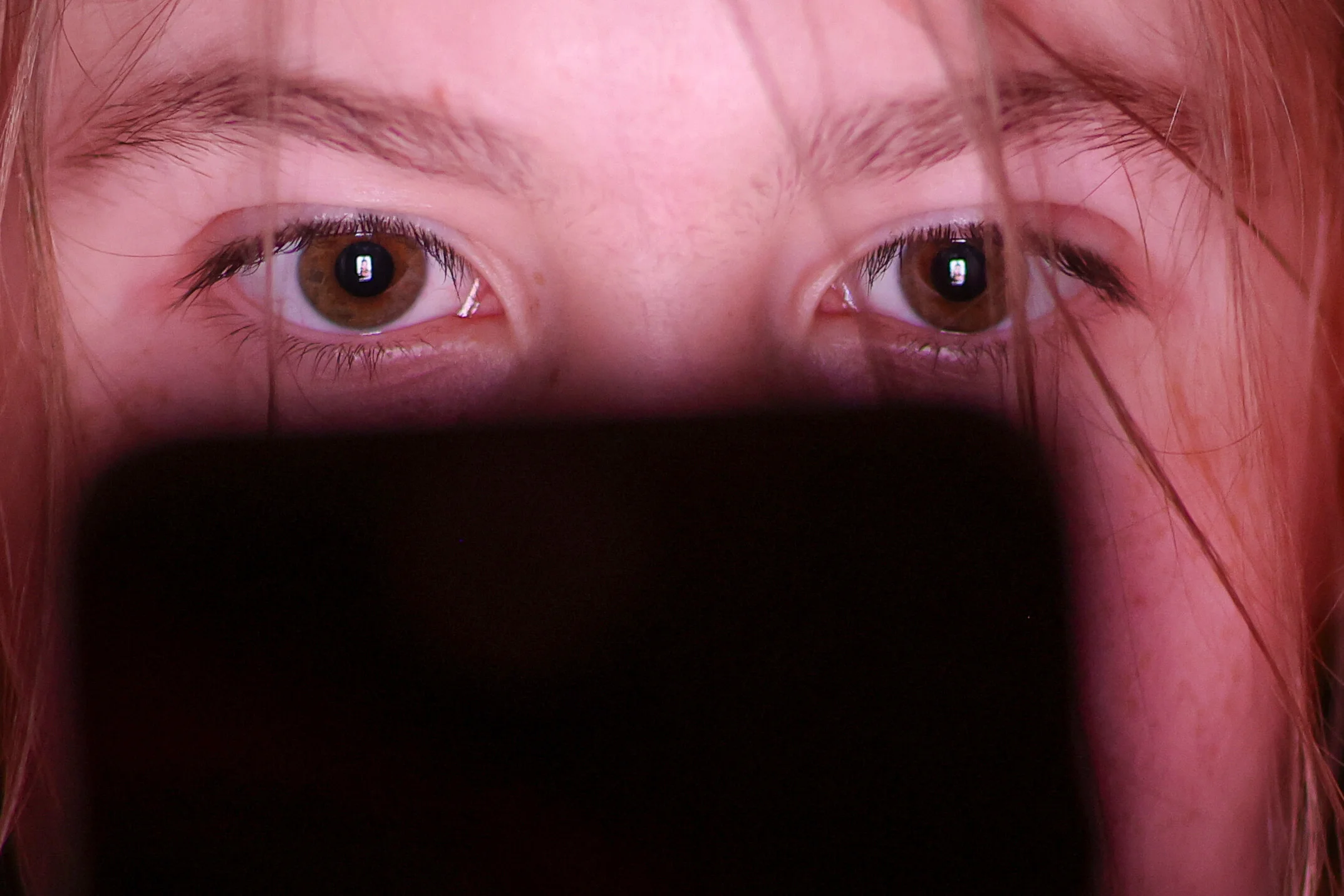 Ein Mädchen schaut auf ein Smartphone