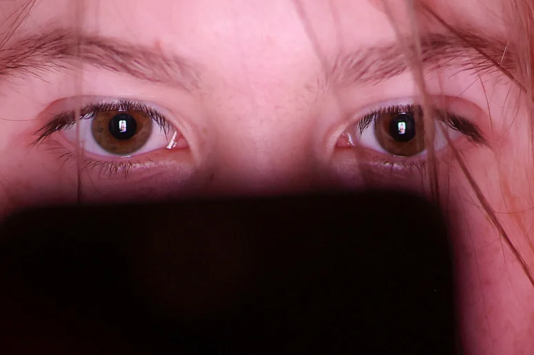 Ein Mädchen schaut auf ein Smartphone