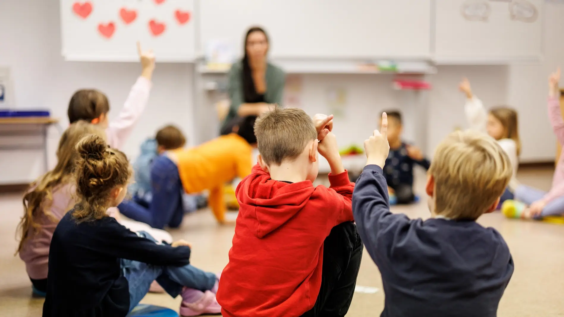 Münchner Startchancen-Grundschule Schüler sitzen auf dem Boden