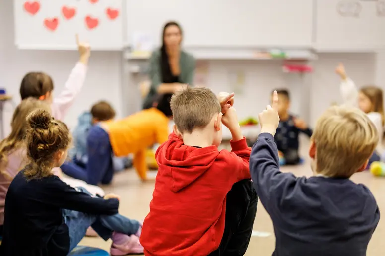 Schüler sitzen auf dem Boden