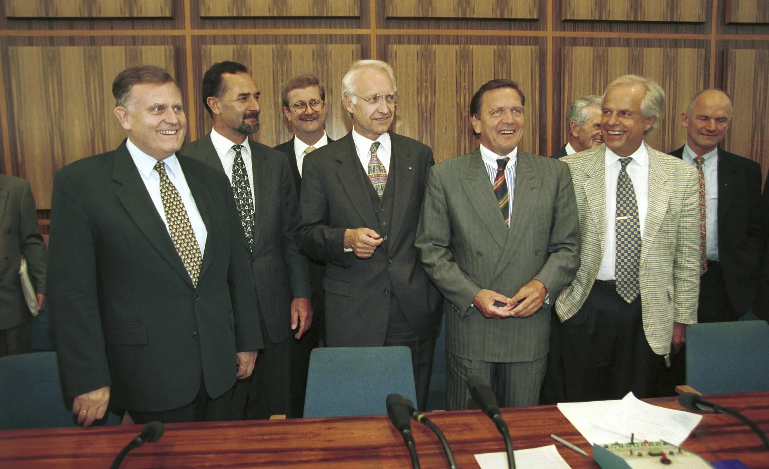 Die Ministerpräsidenten von Baden-Württemberg, Bayern und Niedersachsen mit den Vorstandsvorsitzenden von BMW, Porsche, Mercedes-Benz und VW. Die Ministerpräsidenten Teufel, Stoiber und Schröder mit Vertretern der Automobilindustrie.