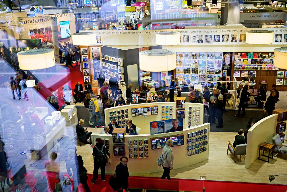 Das Bild zeigt einen Messestand auf der Frankfurter Buchmesse im Jahr 2019.